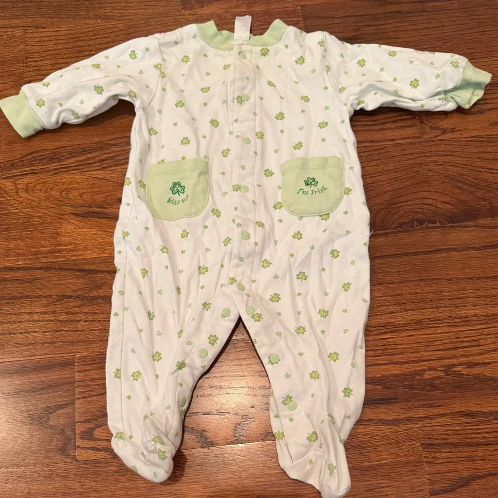 “Kiss Me, I’m Irish” ☘️ Green and White Kids One Piece size 6M ☘️
